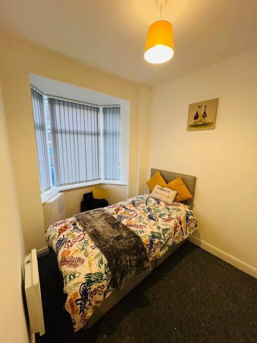 Stoke-on-Trent 4 Bed 4 Bath 6 Guest Lovely Home מראה חיצוני תמונה